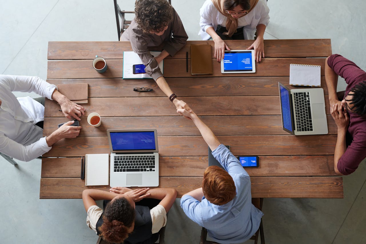 riunione di lavoro parlando inglese con partner e colleghi internazionali