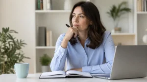 Donna pensierosa che si interroga su quanto sia difficile imparare una lingua da adulti